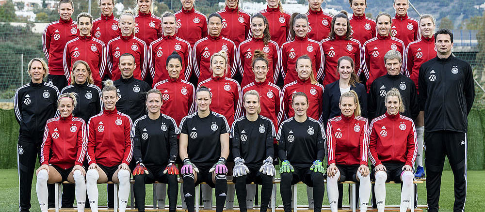 frauenkader dfb 1000x438 - LEUPOLZ KEHRT IN DEN KADER ZURÜCK