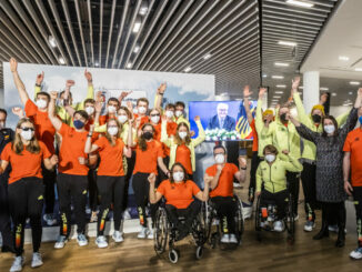 Das Team Deutschland Paralympics mit dem Bundespraesidenten Foto Mika Volkmann  DBS 44745 e1645832687689 326x245 - "SEIEN SIE SICHER: WIR FIEBERN AUS DER FERNE MIT !"