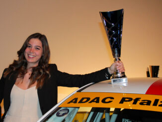 Lisa Kiefer mit Pokal ADAC Pfalz Foto Michael Sonnick 326x245 - EHRUNG FÜR LISA KIEFER