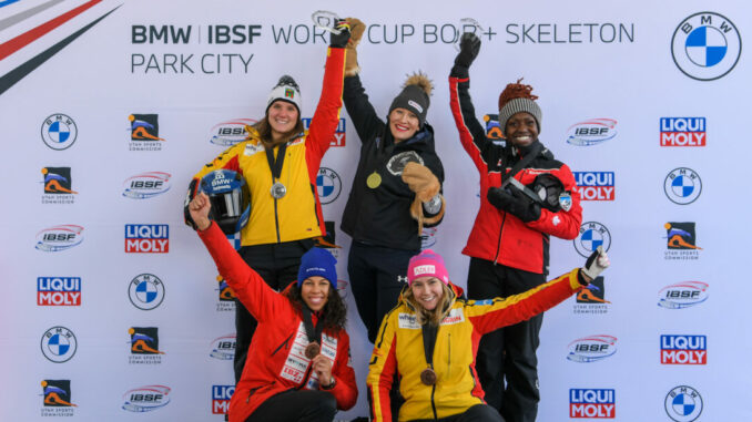 221203_PM_NWBSV_Weltcup_Monobob_ParkCity_Siegerehrung