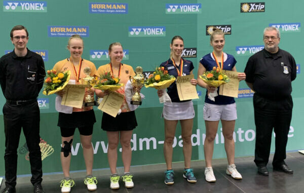 Brid Stepper ganz rechts und Annika Horbach (daneben) bei der Siegerehrung DM 2023