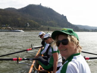 Rudern auf dem Rhein Bild Gaby Reucher Das jaehrliche Anrudern im Fruehjahr von Bad Honnef nach Porz scaled e1677514251728 326x245 - POWER-TRAINING IM RUDERBOOT