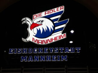 Eishockeystadt Mannheim Foto Michael Sonnick scaled e1679140457315 326x245 - ADLER MANNHEIM FEIERT AUSWÄRTSSIEG